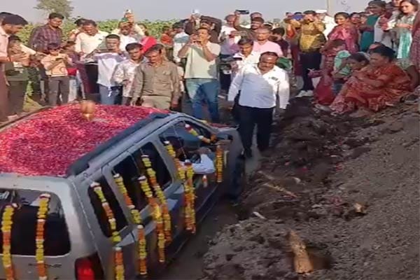 gujarat-farmer-unique-car-burial