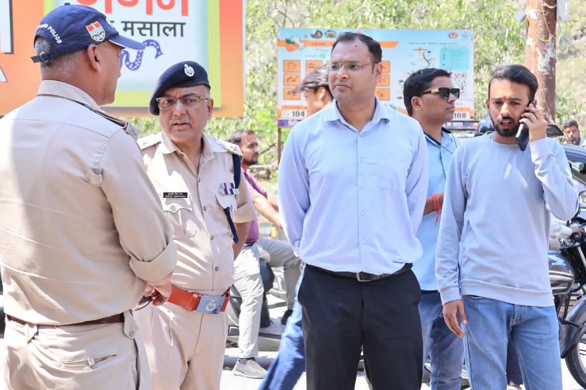 karnprayag-chamoli-tourist-local-clash