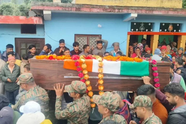 शहीद अग्निवीर रोहित रावत को पैतृक गांव में पूरे सैन्य सम्मान के साथ अंतिम विदाई